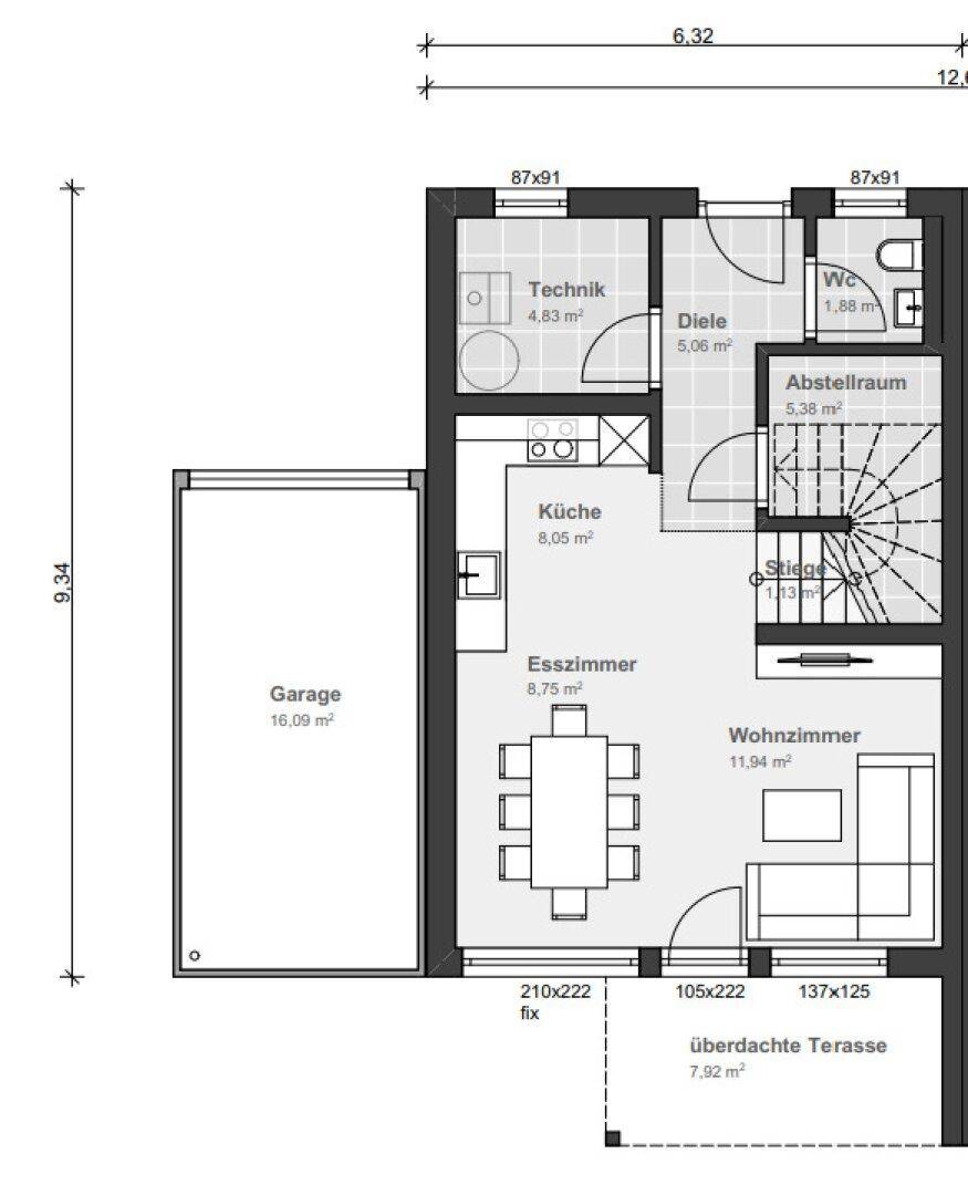 Grundriss des Erdgeschosses mit Wohnzimmer, Esszimmer, Küche, WC, Garage und überdachter Terrasse.