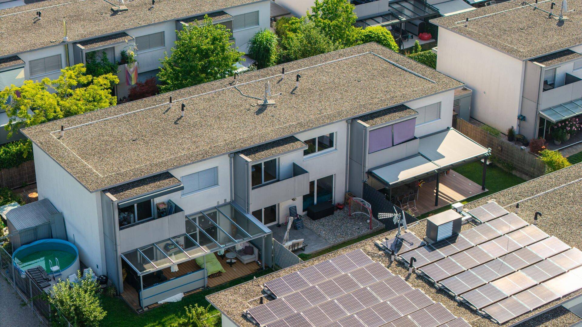 Luftaufnahme des Reihenhauses mit Garten, Terrasse und Solaranlage auf dem Dach.