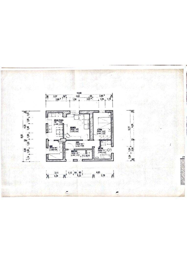 Technischer Grundriss mit detaillierten Maßen und Raumaufteilung des Gebäudes.