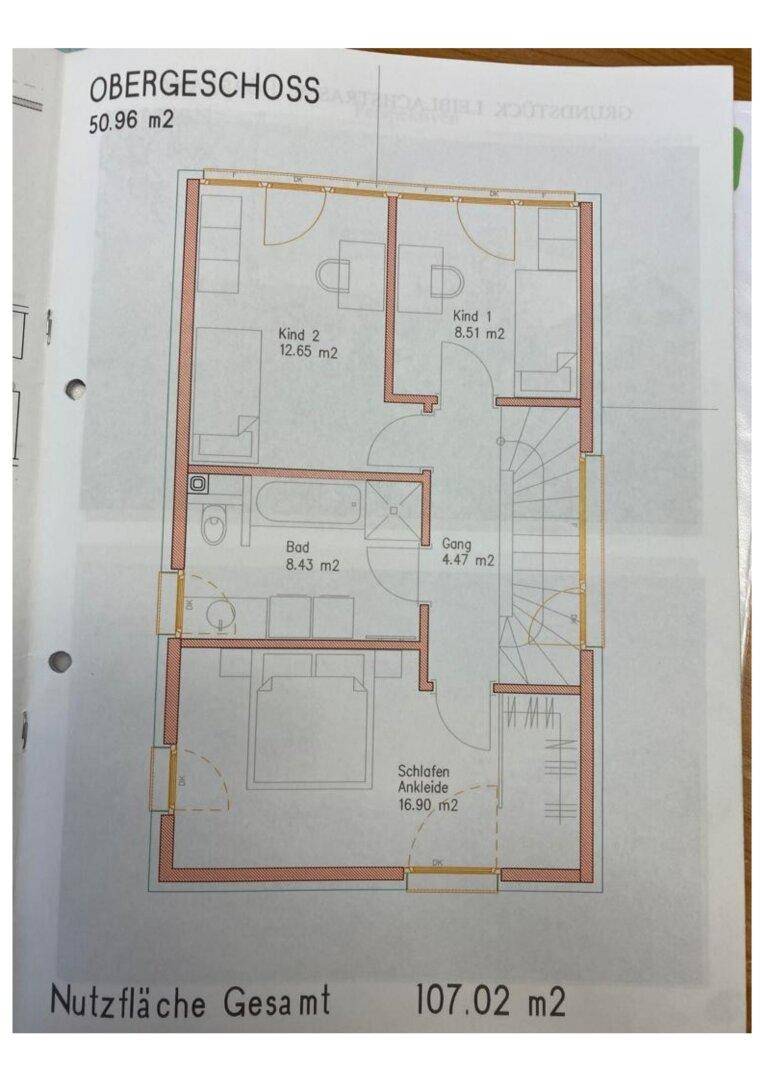 Grundriss des Obergeschosses mit drei Schlafzimmern, Ankleide und Badezimmer.