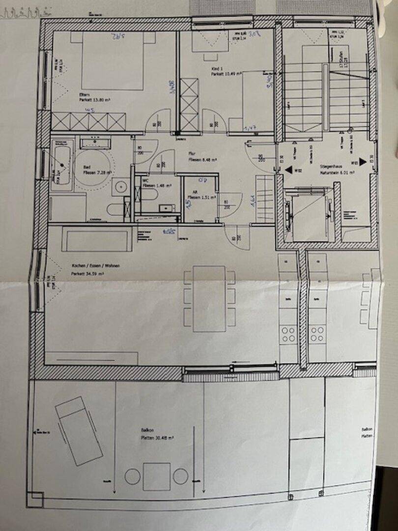 Grundriss einer Wohnung mit offenem Wohnbereich, zwei Schlafzimmern, Bad, WC und großem Balkon.