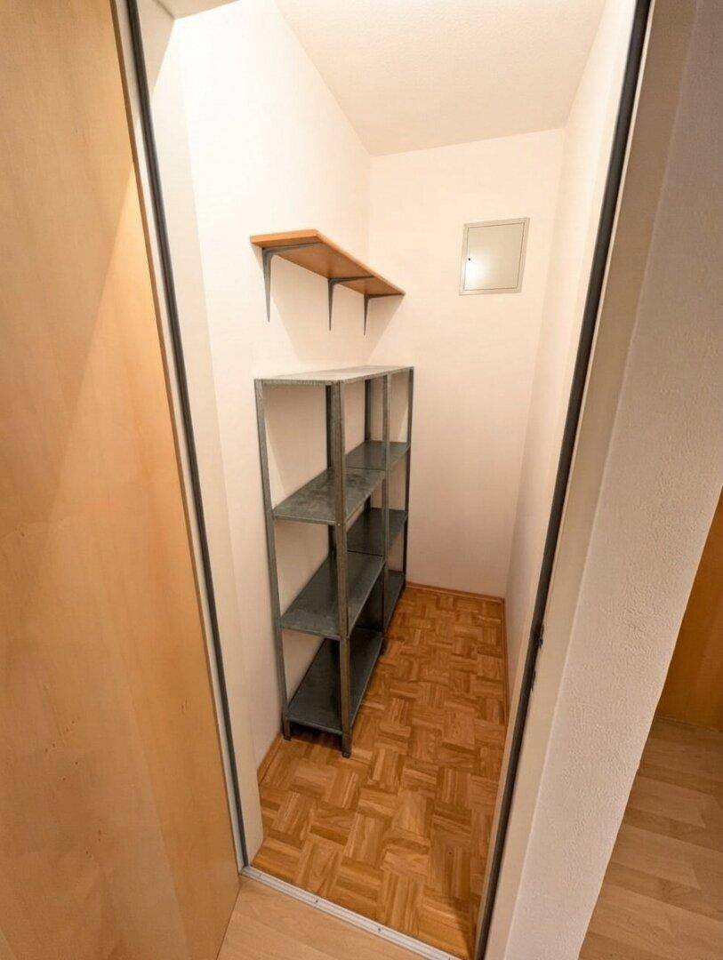 Praktischer Abstellraum mit Regalen für zusätzlichen Stauraum.