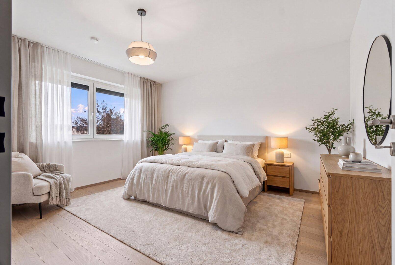 Gemütliches Schlafzimmer mit hellem Holzboden, großem Fenster und moderner Einrichtung.