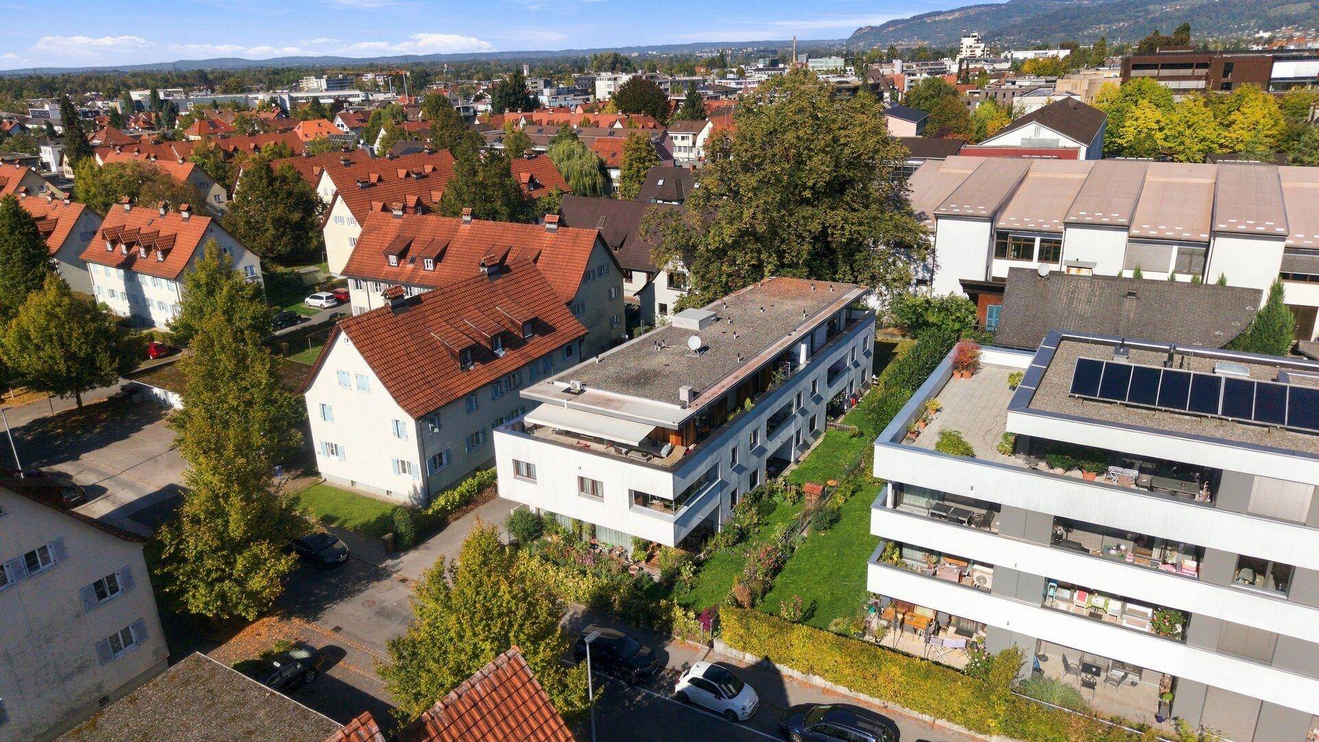 Weitläufige Luftaufnahme einer Wohngegend mit modernen und traditionellen Gebäuden.