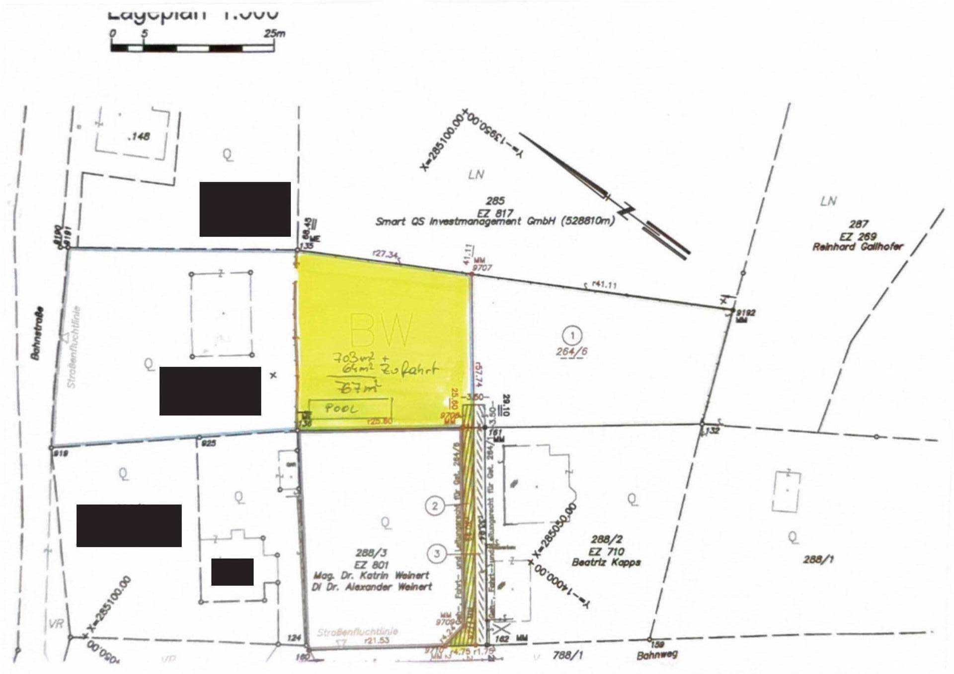 Übersichtlicher Lageplan des Grundstücks mit eingezeichnetem Pool und Zufahrtsweg.