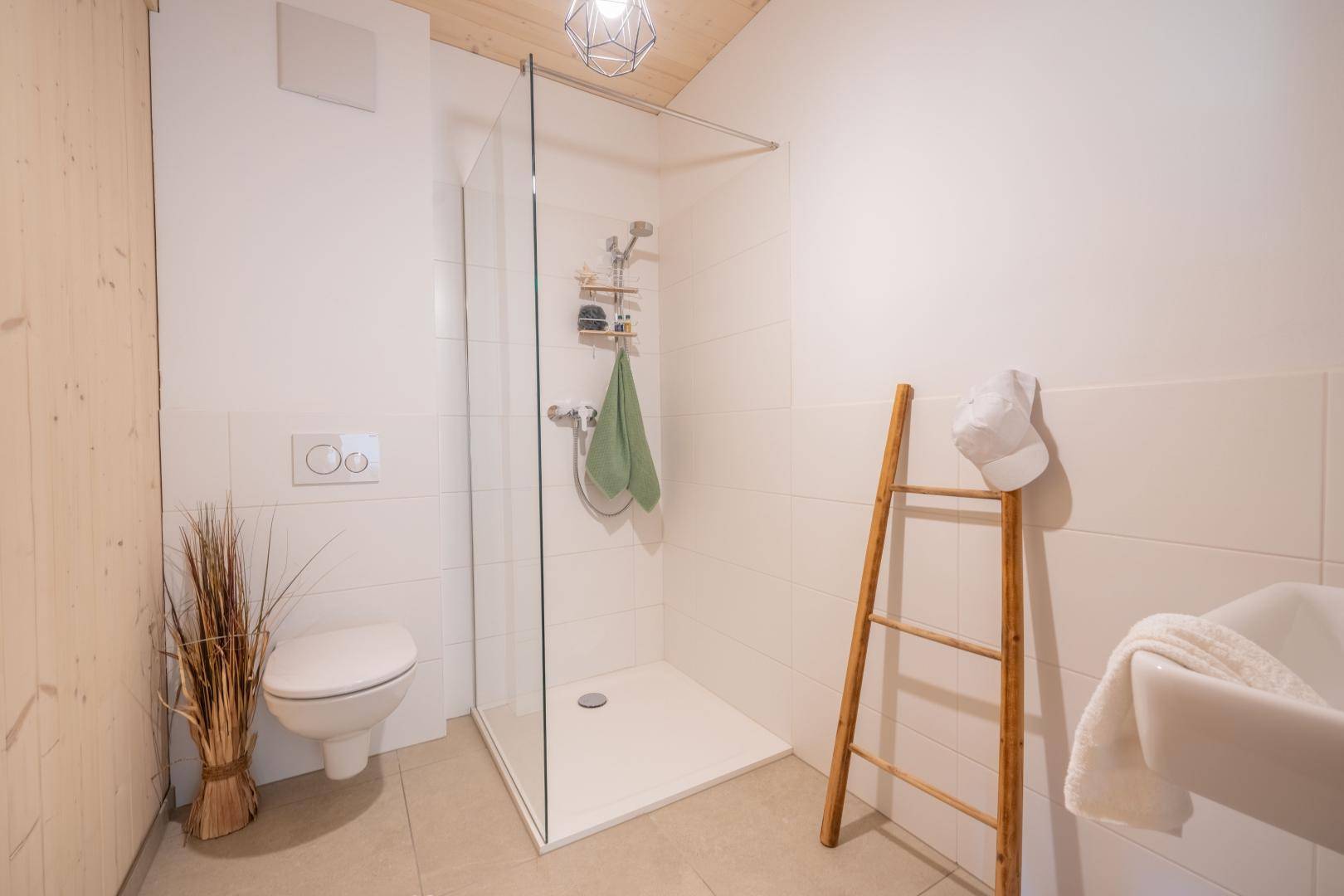 Badezimmer Obergeschoß mit Dusche