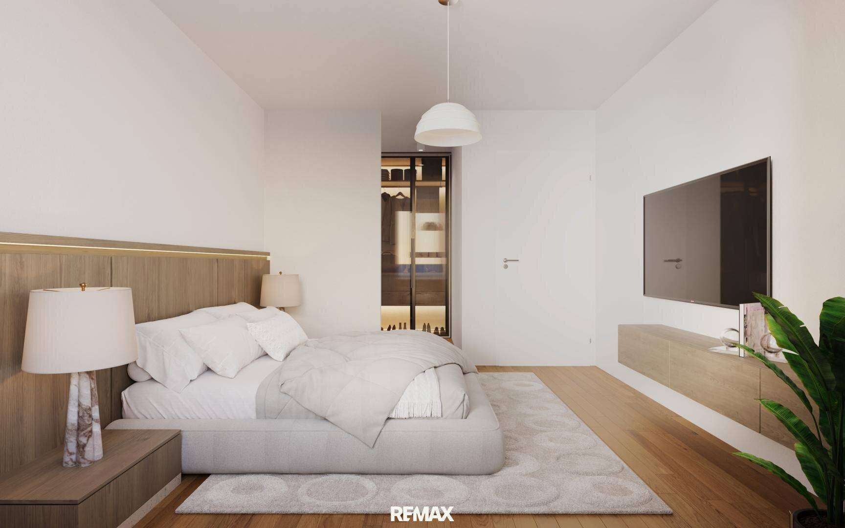 Modernes Schlafzimmer mit Holzboden, großem Bett und integriertem begehbarem Kleiderschrank.