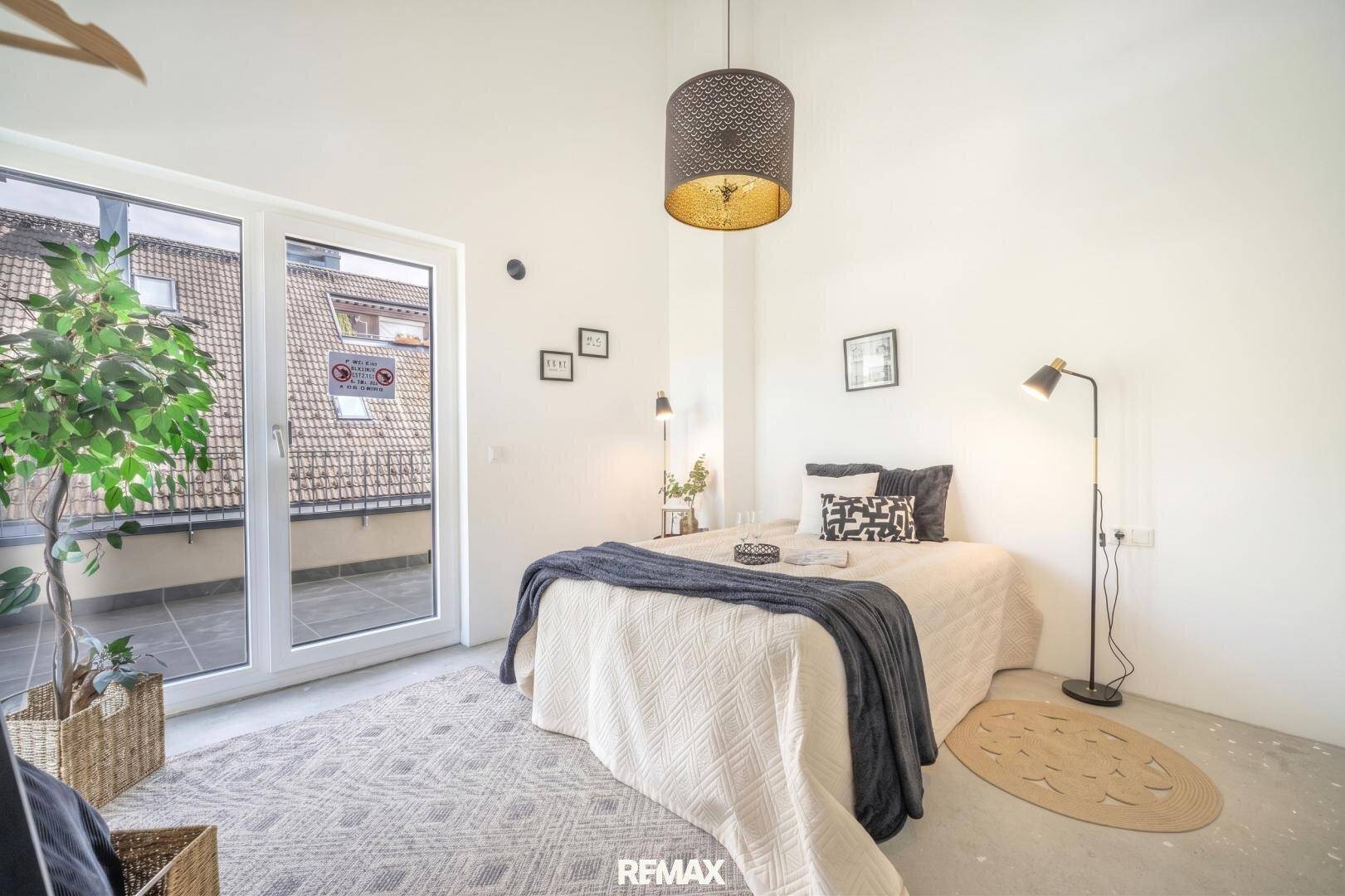 Helles Schlafzimmer mit Zugang zur Terrasse, hohen Decken und modernem Design.
