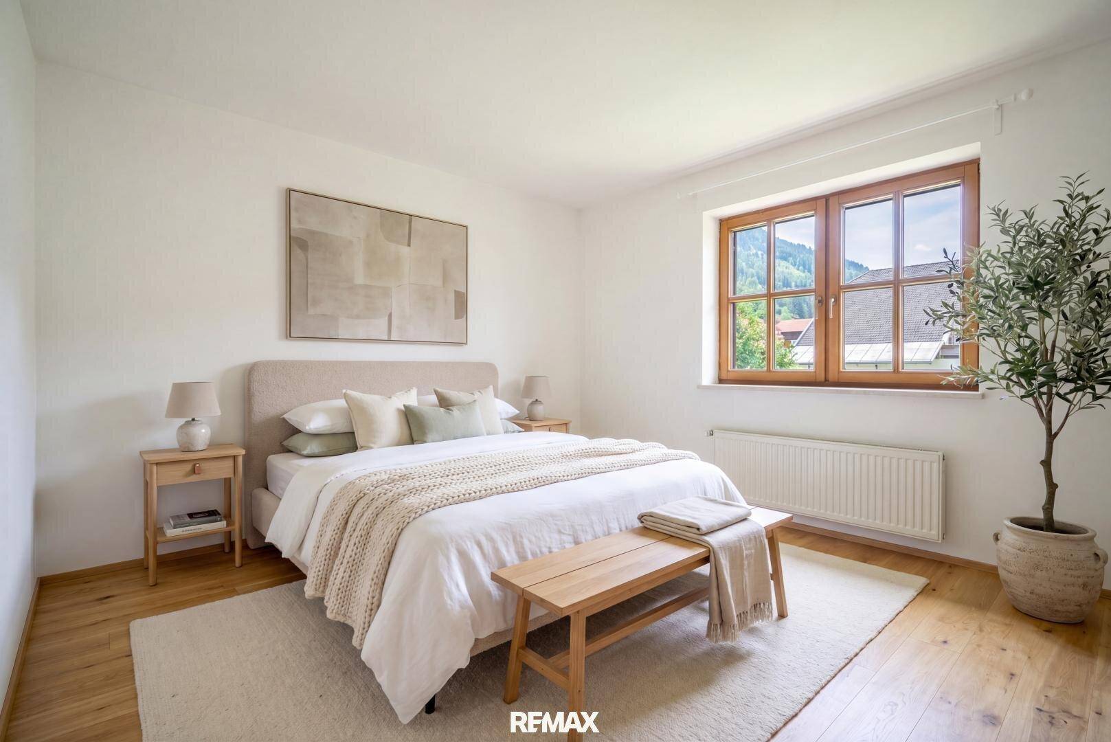 Ruhiges Schlafzimmer mit Doppelbett, Holzboden und Fenster mit Blick auf die umliegende Natur.