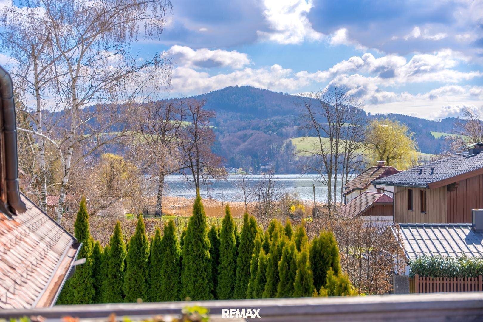 Malerischer Blick auf den See und die umliegenden Berge von der Immobilie aus.