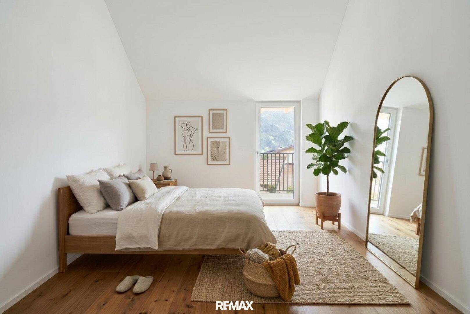 Helles Schlafzimmer mit Holzboden, großem Spiegel, Pflanzen und Zugang zu einem Balkon.