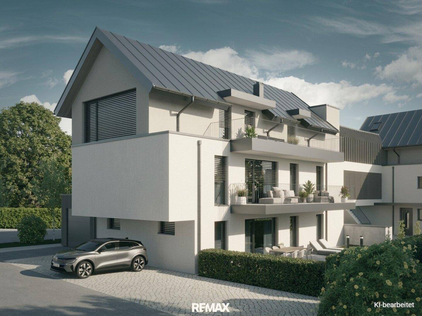 Moderne Wohnanlage mit mehreren Balkonen, großen Fenstern und Stellplätzen im Freien.