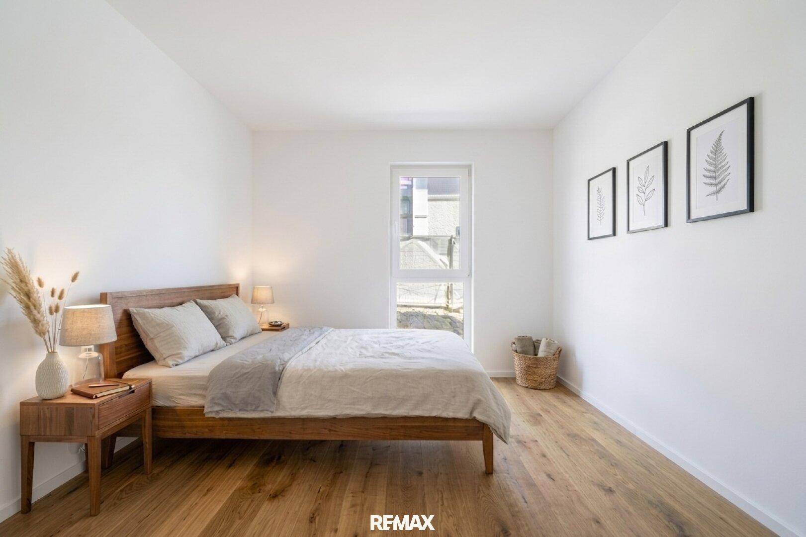 Schlafzimmer mit Holzbett, Nachttischen und großen Fenstern für viel Tageslicht.