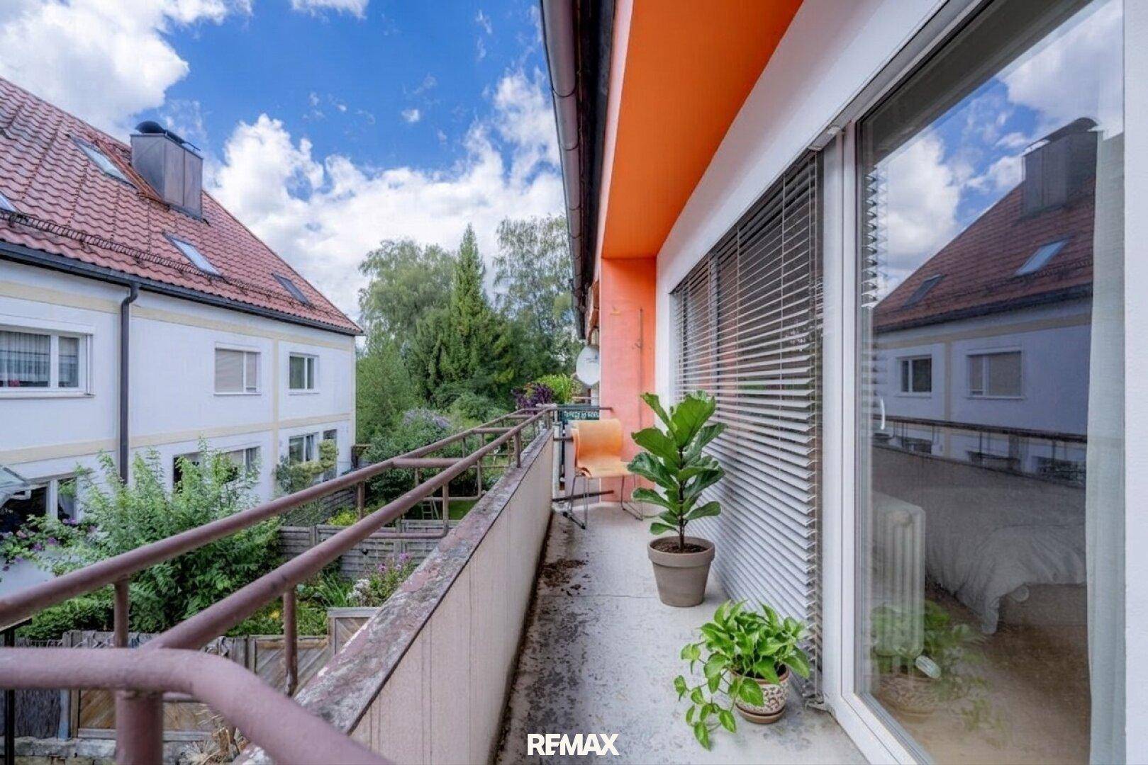 Balkon mit Blick auf die umliegenden Häuser und viel Grün, ideal für entspannte Stunden.