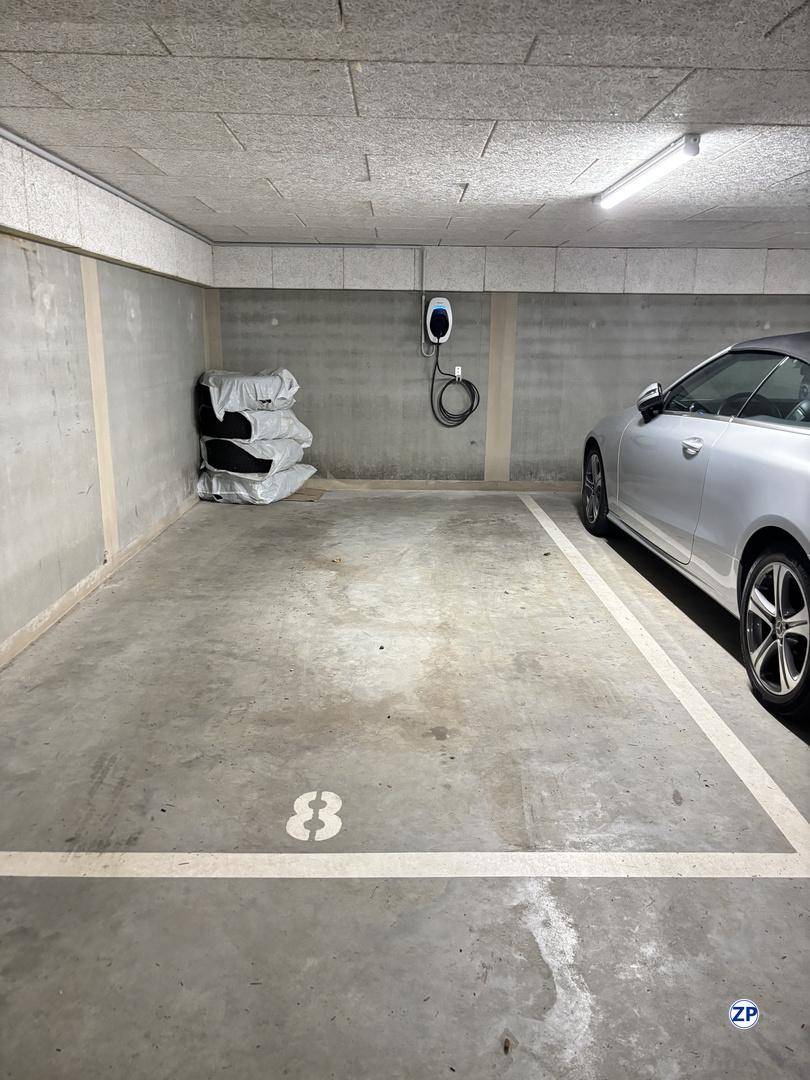 Tiefgaragenstellplatz mit Ladestation für Elektrofahrzeuge.