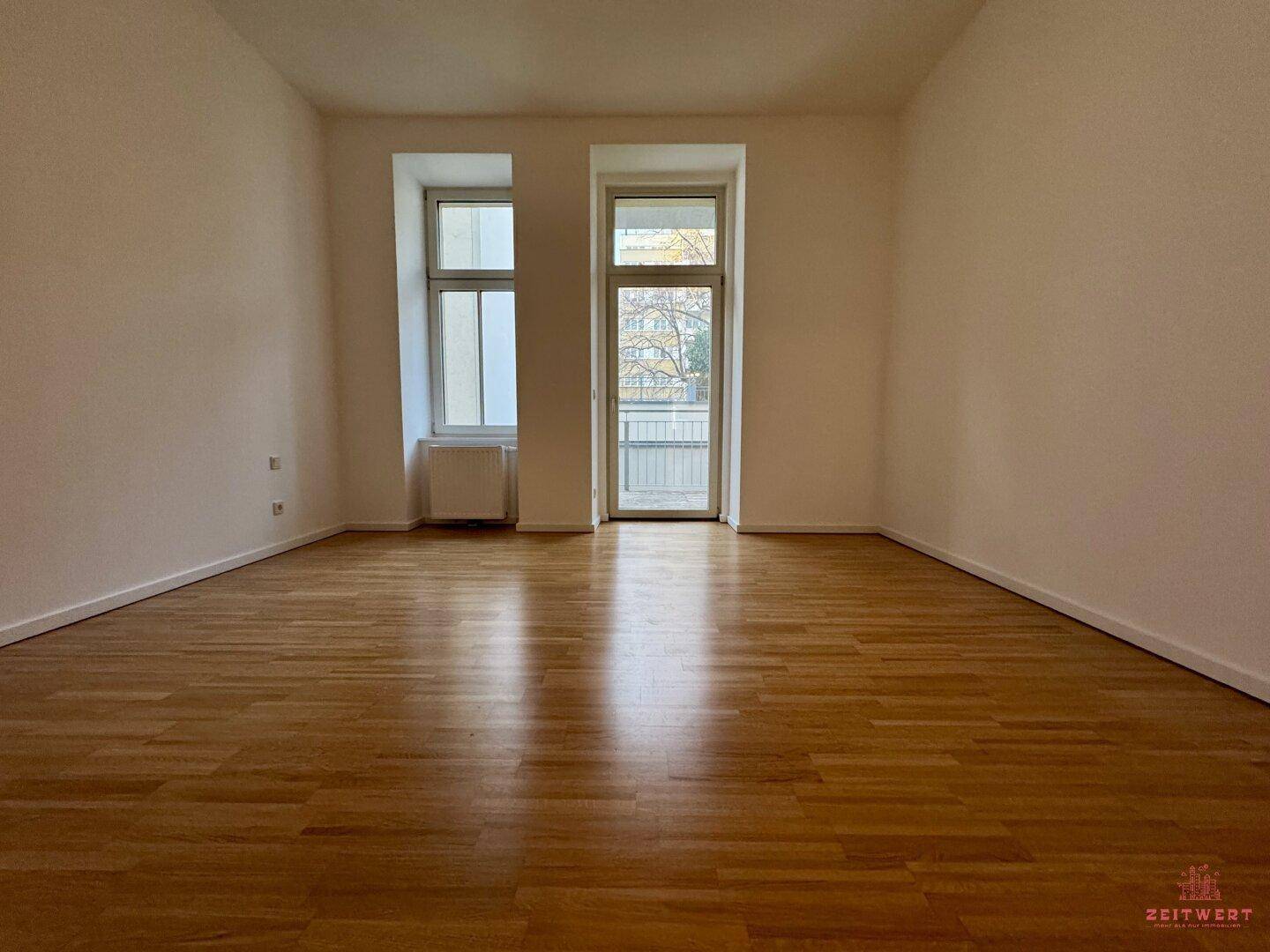 Zimmer hofseitig mit Ausgang auf Balkon