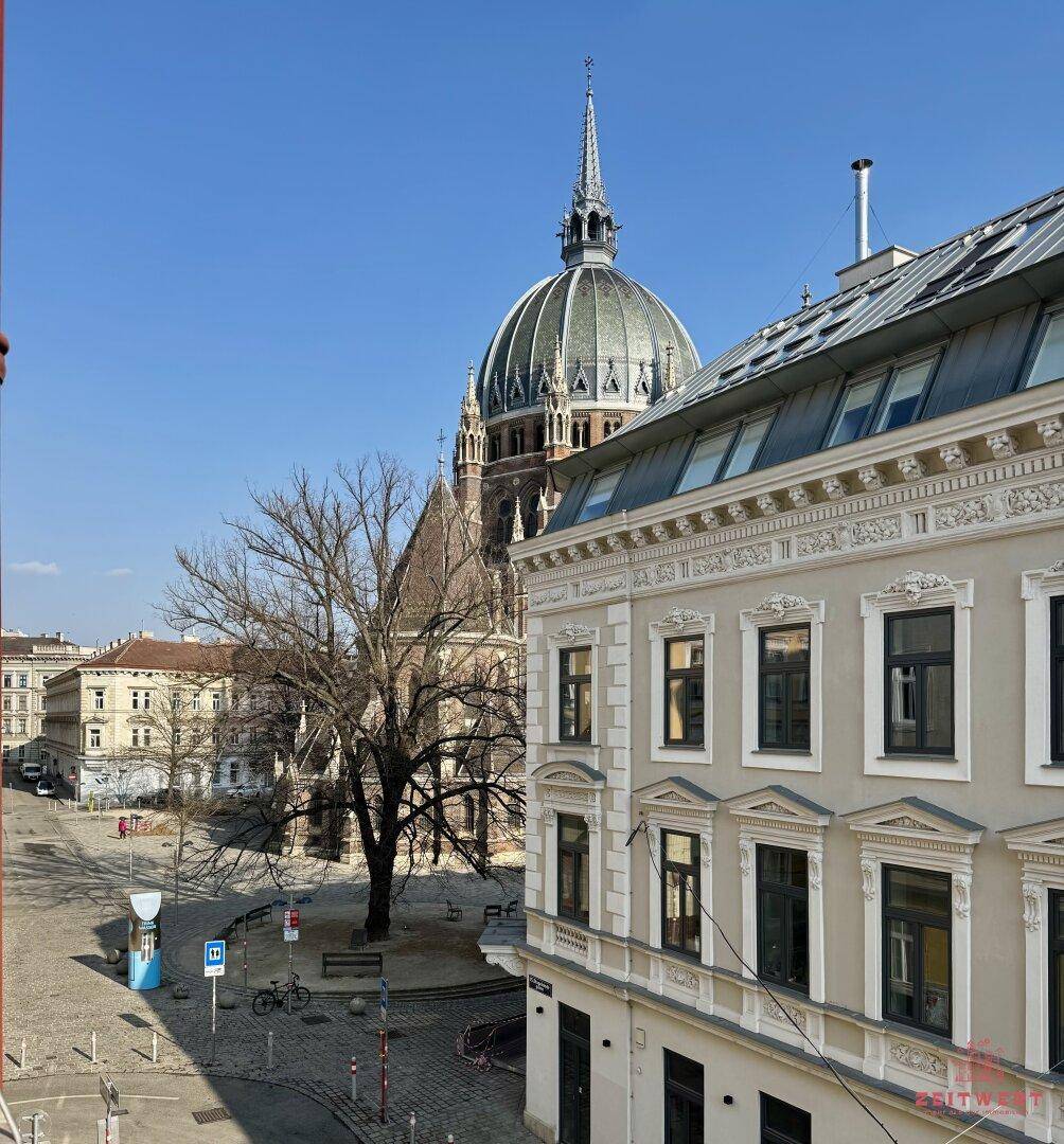 Blick auf den Fenster "Maria vom Siege"