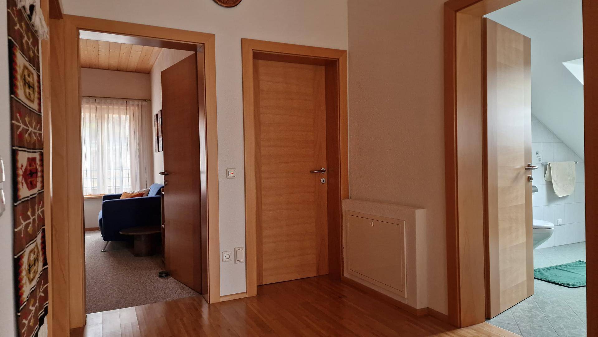 Flur im Obergeschoss mit Holzboden und Türen zu den angrenzenden Räumen.