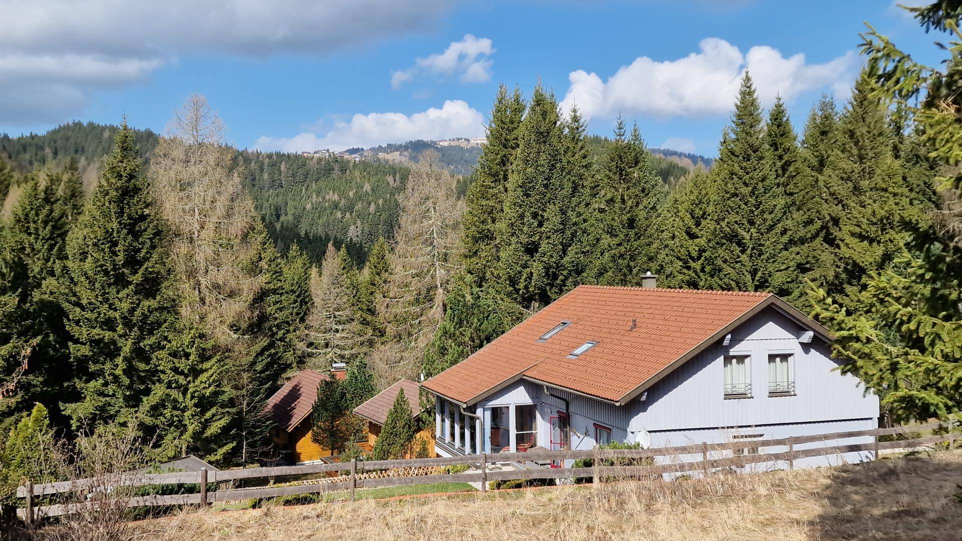 Haus in idyllischer Waldrandlage mit Wintergarten und Blick auf die umliegende Natur.