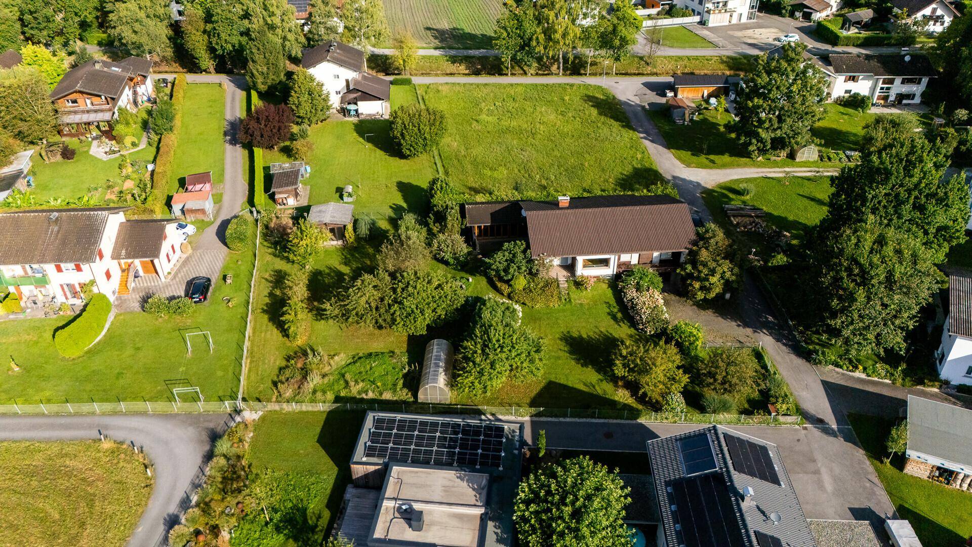 Übersichtliche Luftaufnahme der Wohngegend mit Einfamilienhäusern und grünen Flächen.