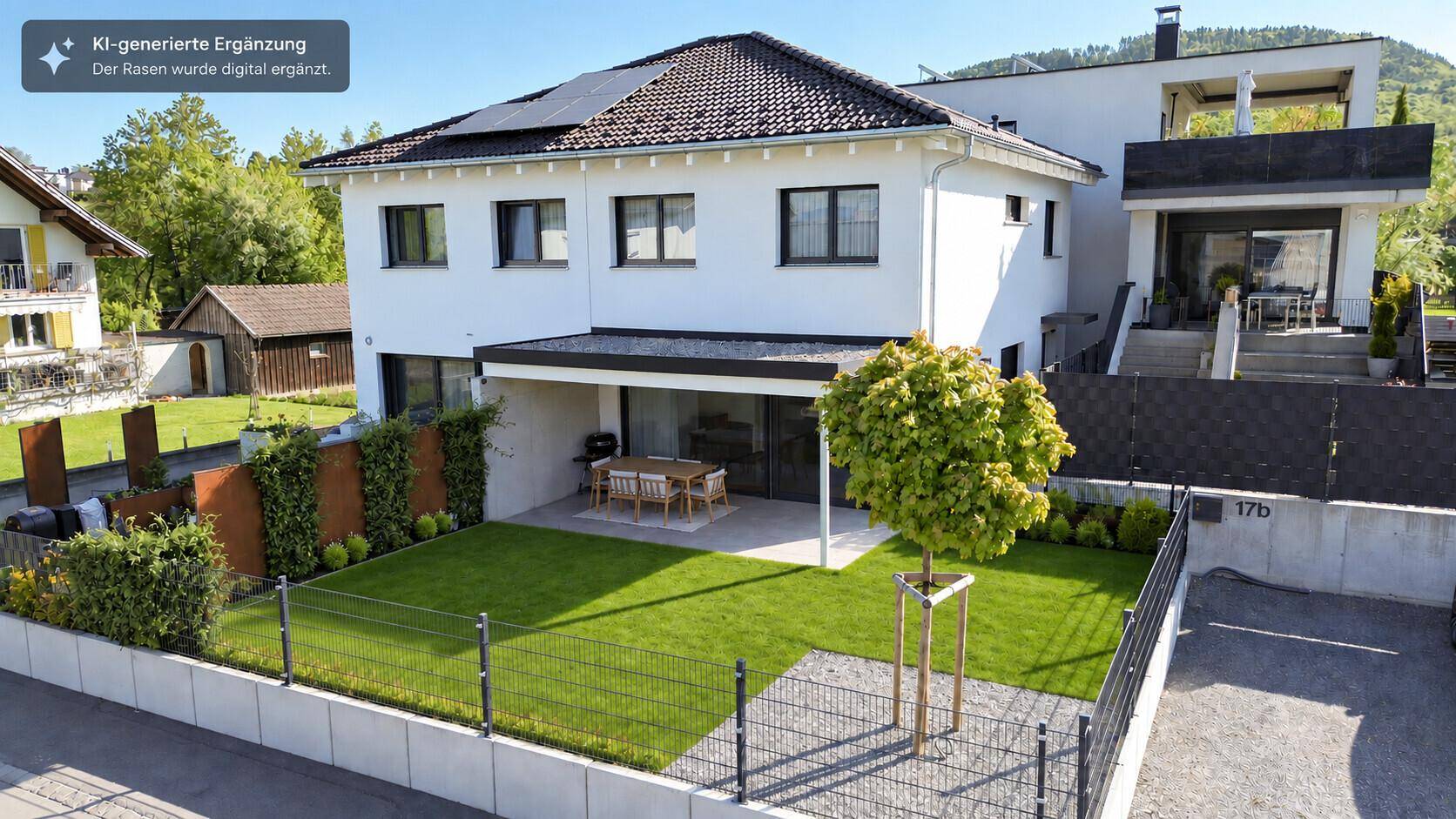 Modernes Einfamilienhaus mit Garten, Terrasse und Photovoltaikanlage auf dem Dach.