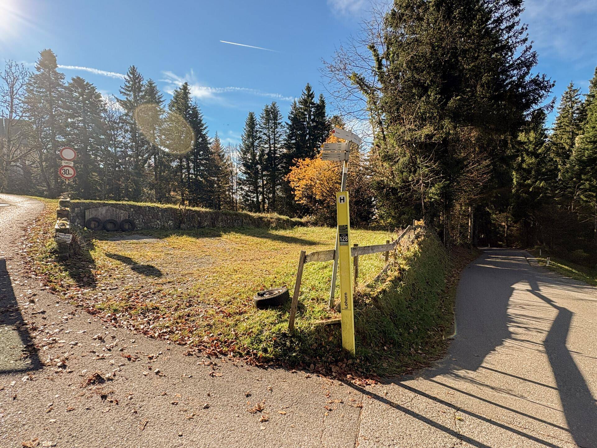 Grundstück mit unbefestigter Fläche und angrenzenden Straßen in ländlicher Umgebung.