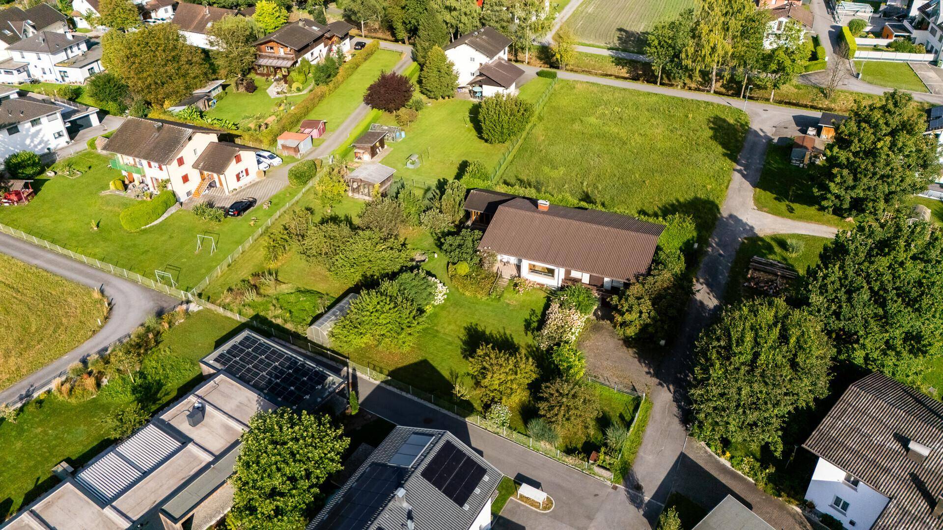 Panoramische Luftaufnahme der ländlichen Wohnsiedlung mit großzügigen Grundstücken.