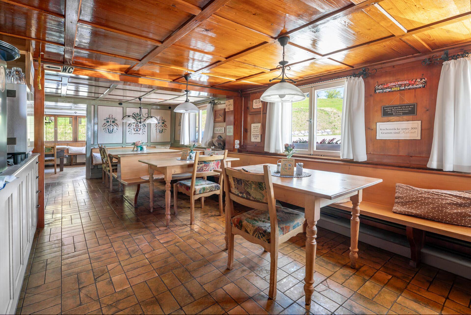 Gemütlicher Speisesaal mit Holzböden, Holztäfelung und traditionellen Sitzgelegenheiten, ideal für gesellige Runden.