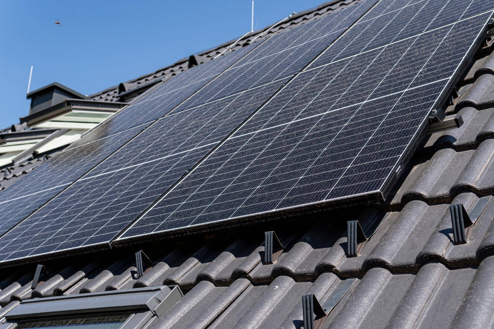 Photovoltaikanlage auf einem Ziegeldach zur nachhaltigen Energiegewinnung.