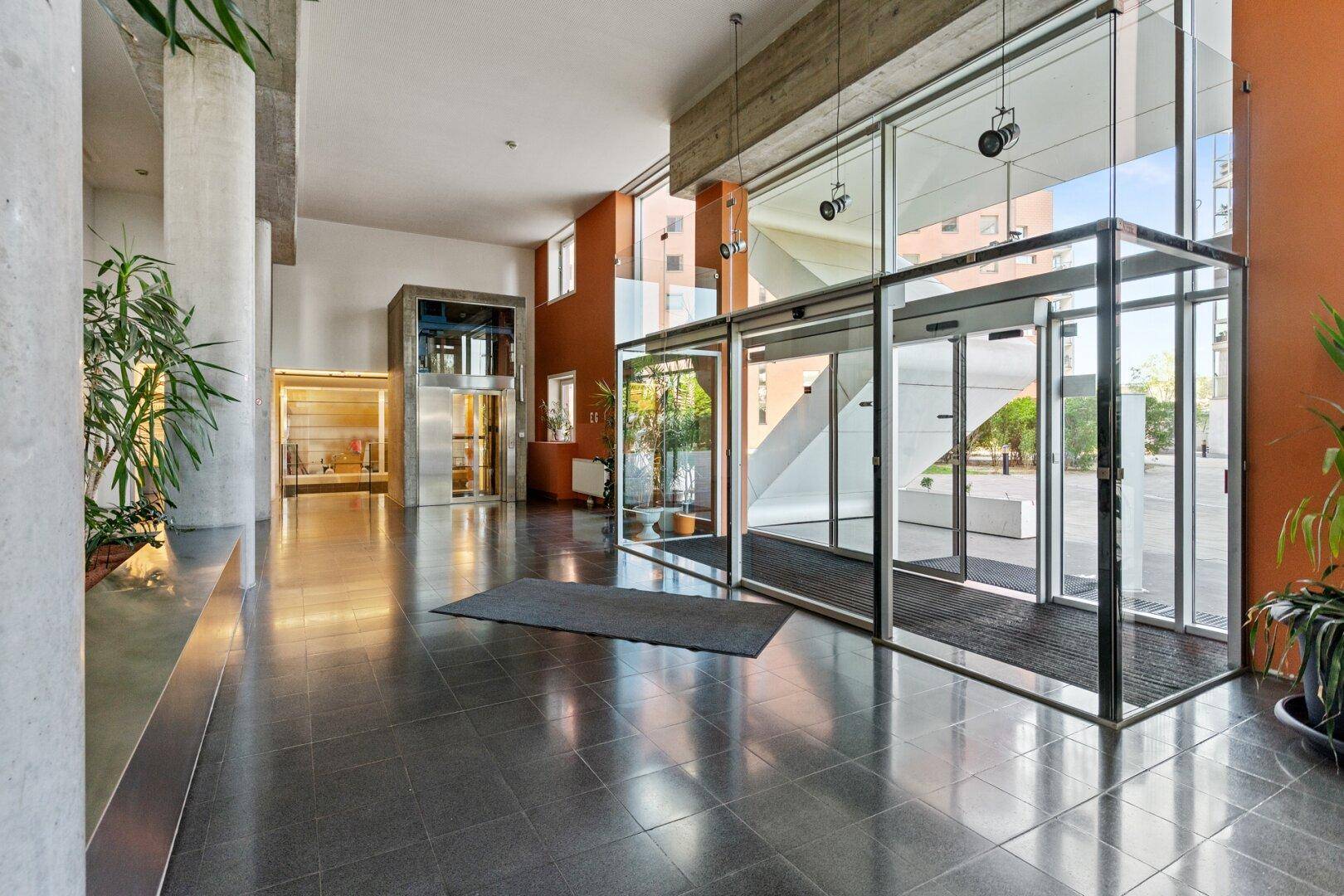 Repräsentatives Foyer mit Concierge