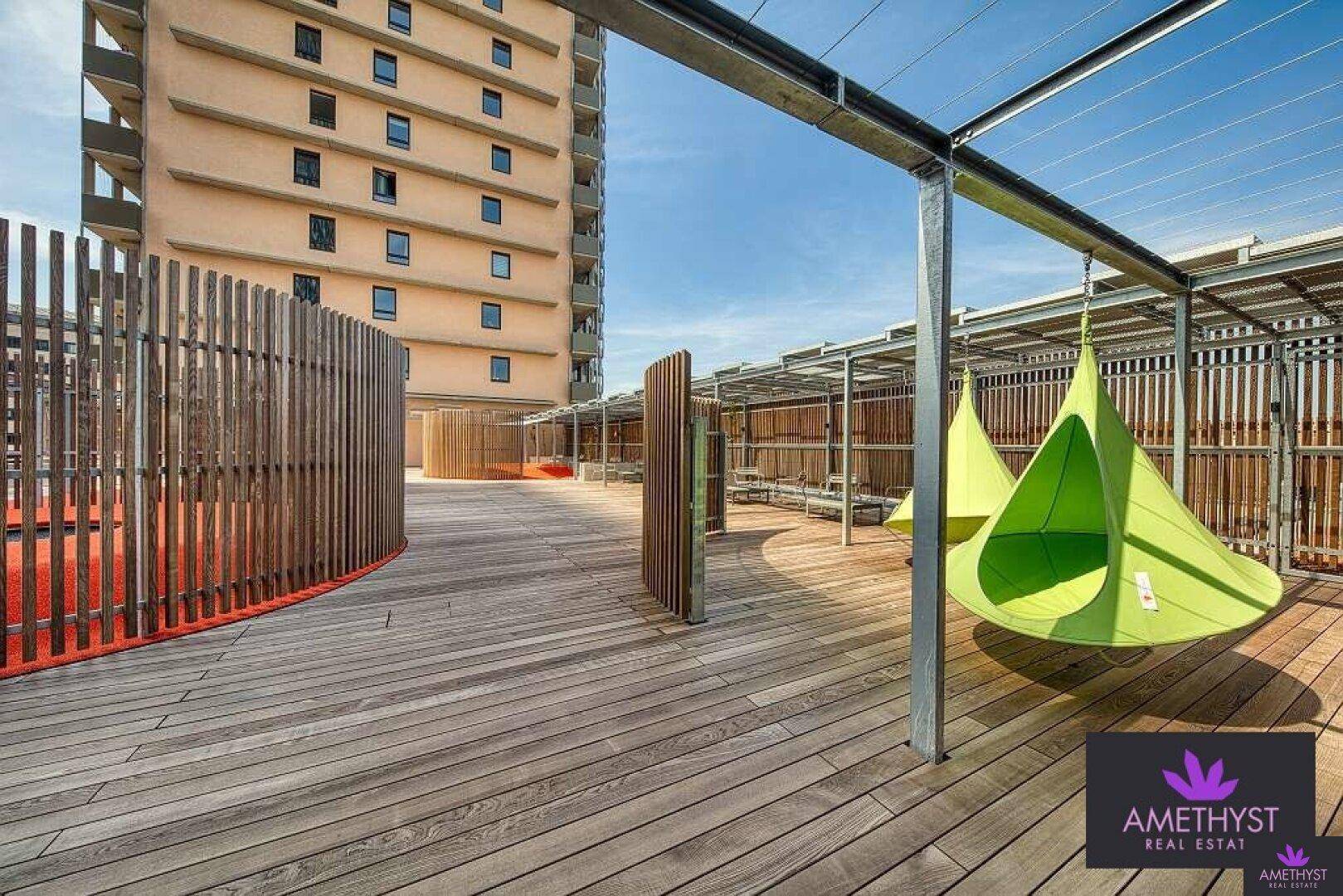 Dachterrasse mit Spielplätzen und Laufbahn