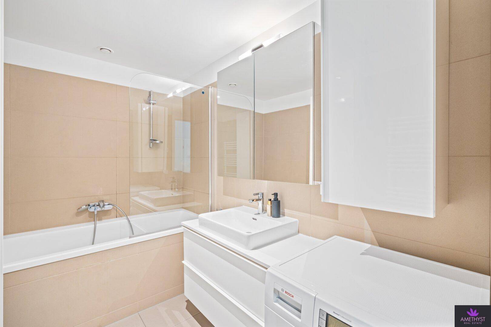 Modernes Badezimmer mit Badewanne und großzügiger Spiegelfläche
