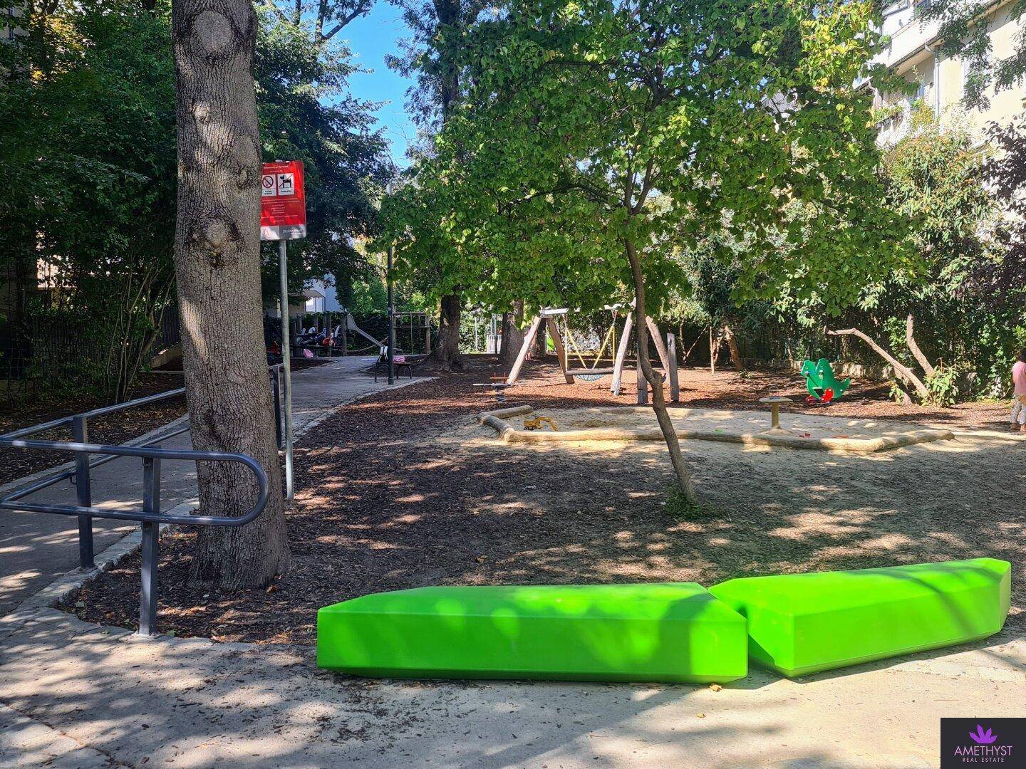 Hauseigener Spielplatz im begrünten Innenbereich – ein echtes Plus für Familien