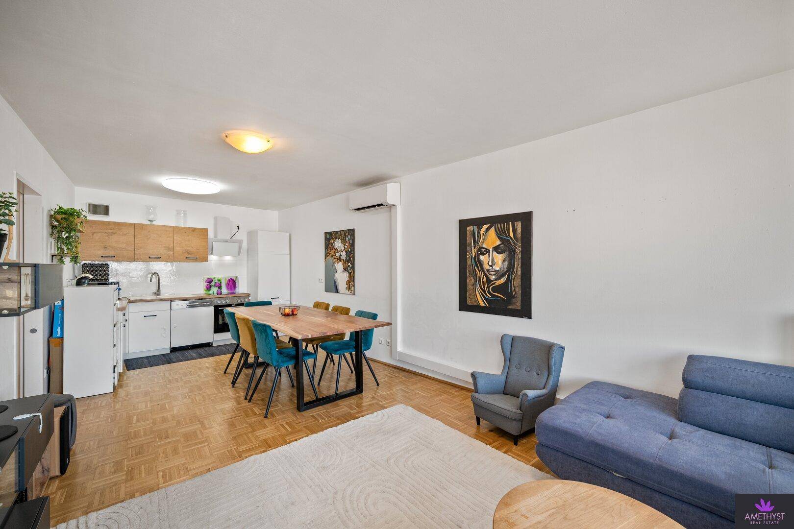 Offener Wohnbereich mit Essplatz und integrierter Küche, ideal für geselliges Beisammensein.