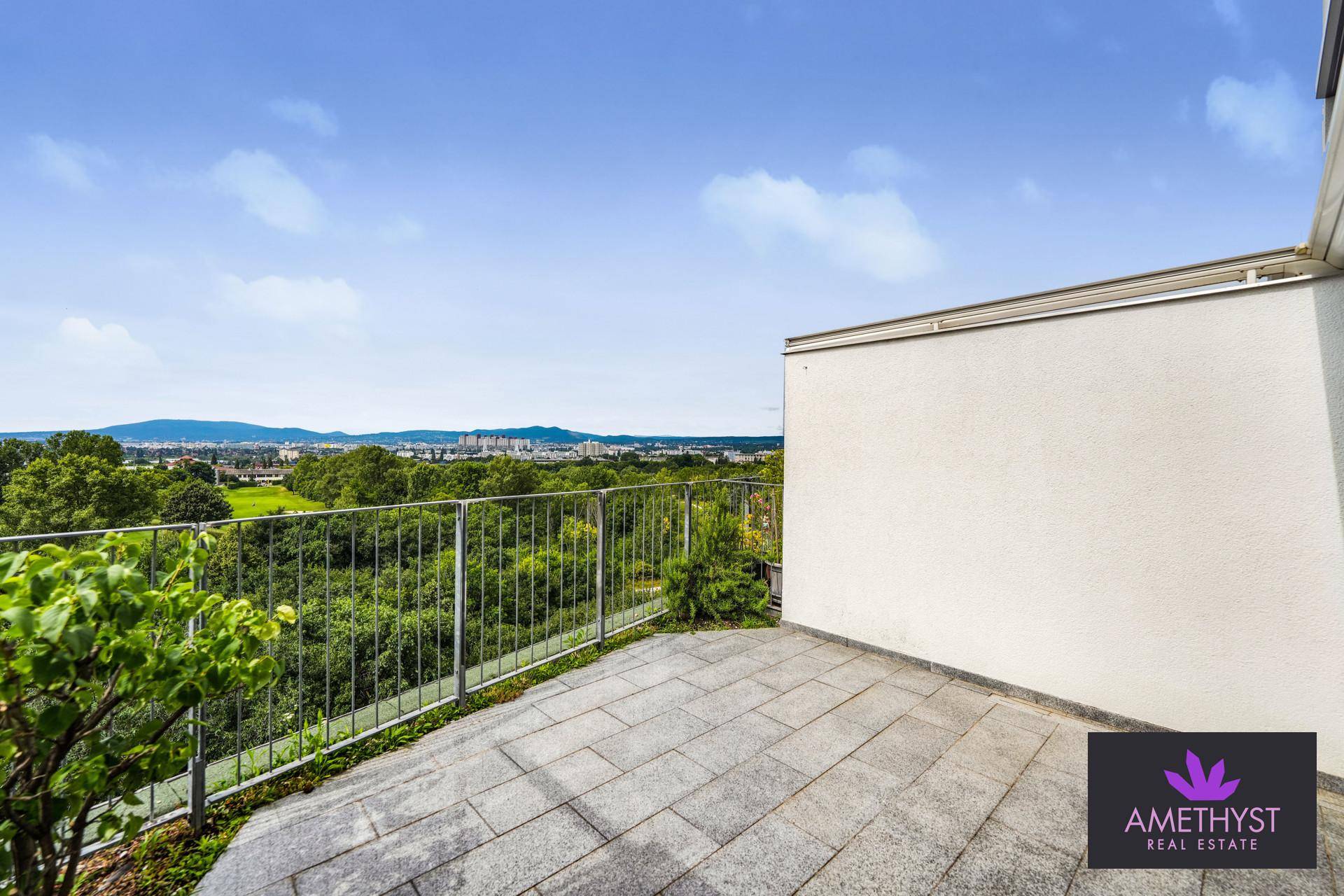 Terrasse mit Golfplatz-Ausblick