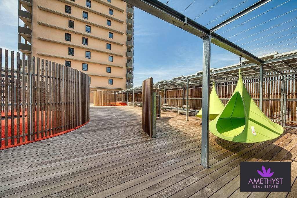 Dachterrasse mit Spielplätzen und Laufbahn