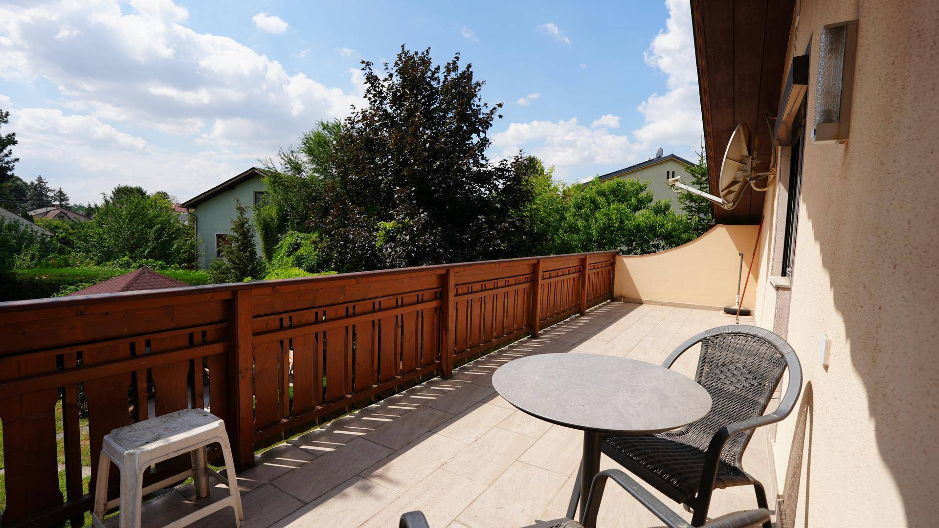 Geräumiger Balkon mit Holzbalkongeländer und Sitzgelegenheiten für entspannte Stunden im Freien.