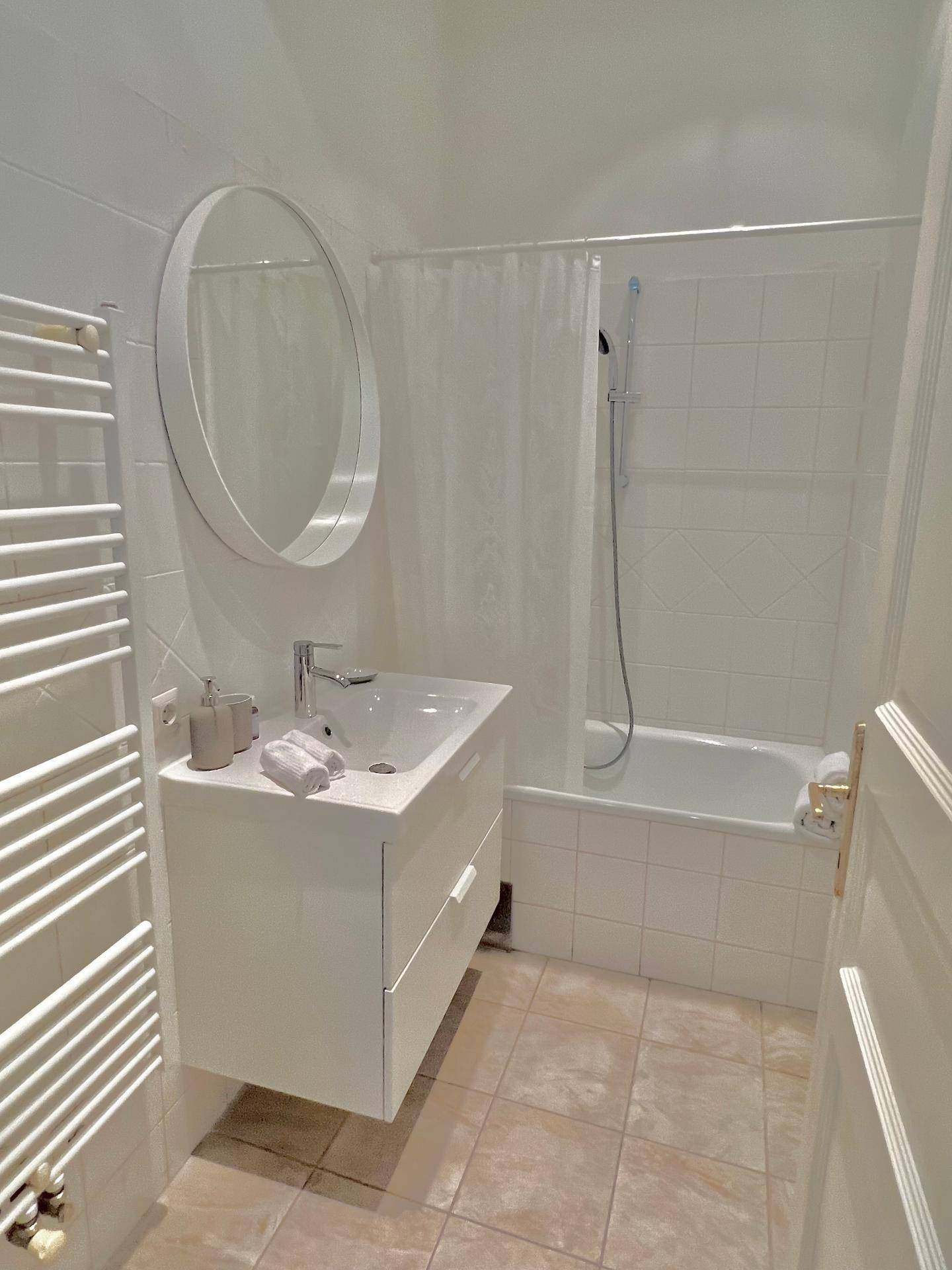 Stilvolles Altbau-Apartment - voll-möbliert zur Kurzzeitmiete - Mehr