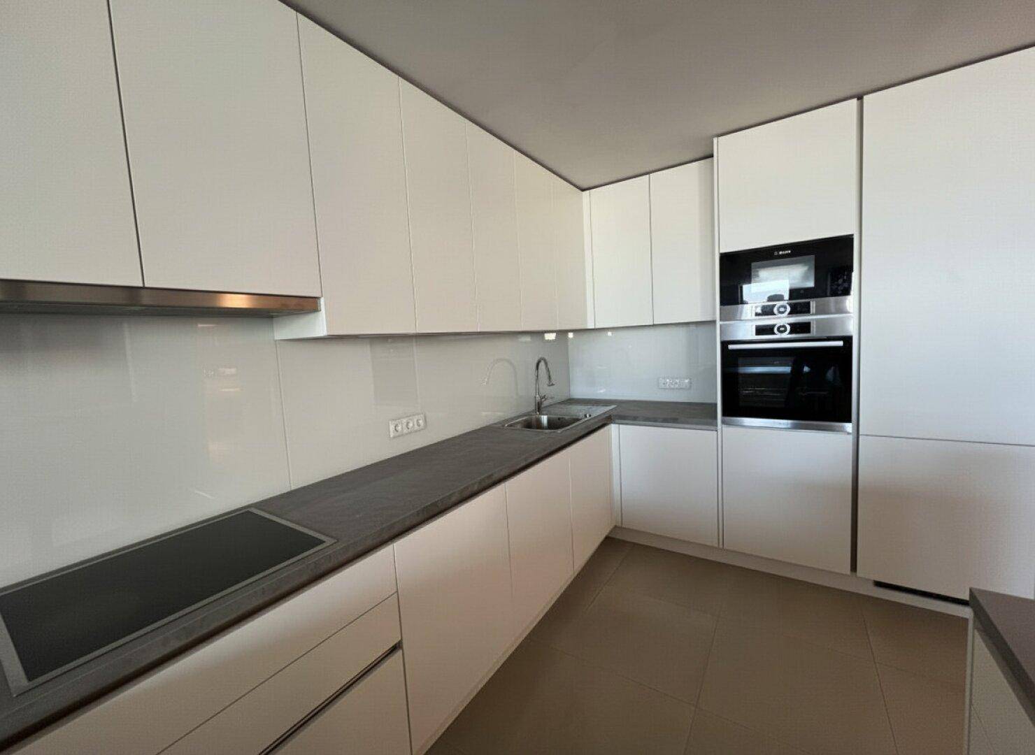 UNBEFRISTET: Klimatisierte Dachgeschosswohnung mit 2 Loggien in Top Lage - Widok 6