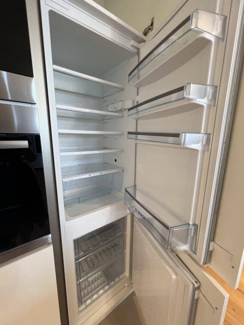 Integriertes Kühlschrankmodell der Marke Bosch mit mehreren Fächern und Gefrierbereich.