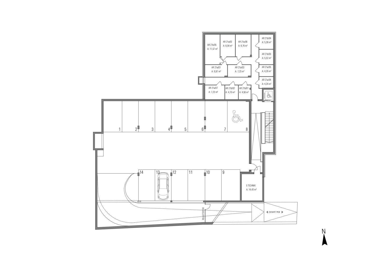 Grundriss der Tiefgarage mit mehreren Stellplätzen, Abstellräumen und barrierefreiem Zugang.