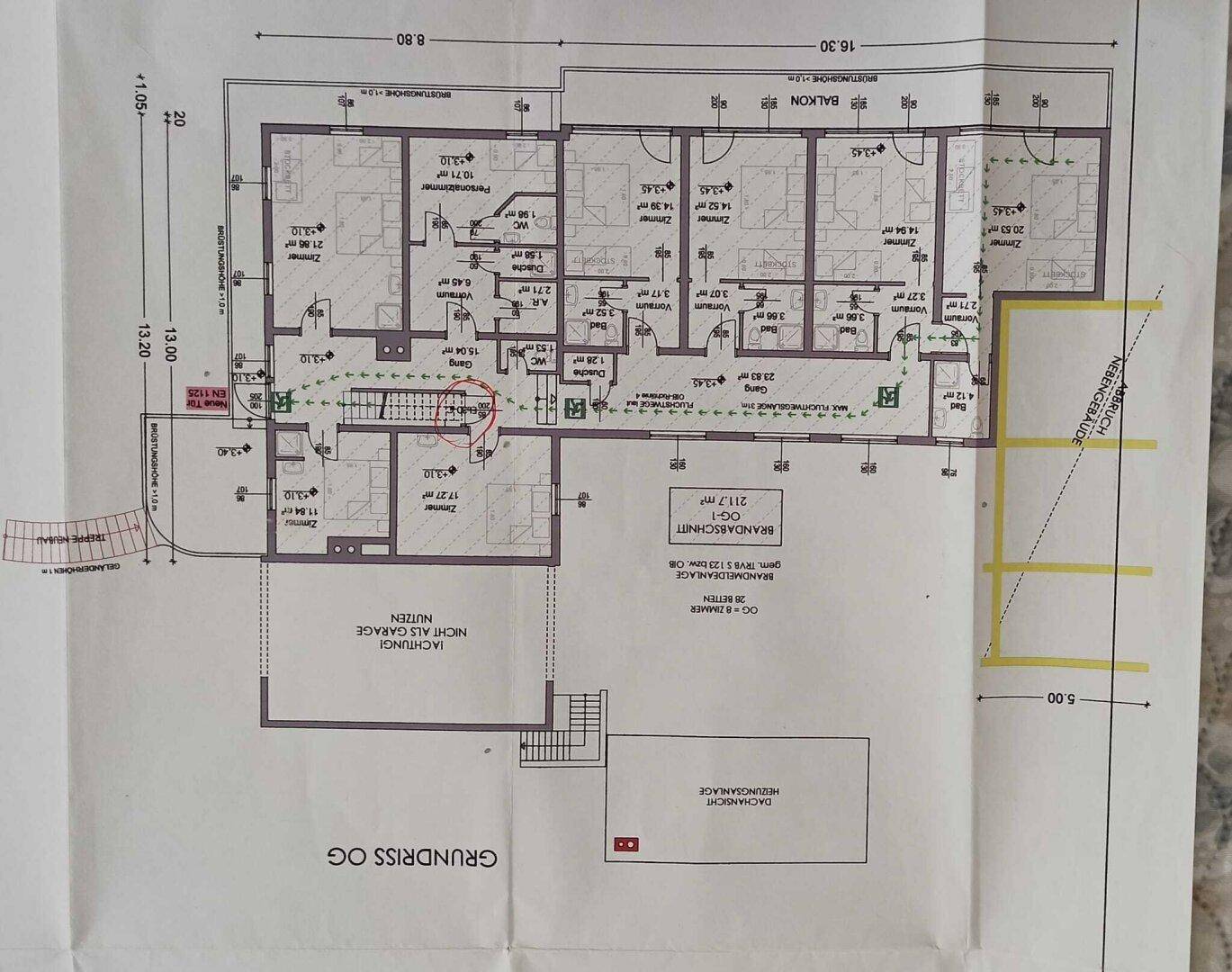 Detaillierter Grundriss des Obergeschosses mit Zimmern, Bädern und einem langen Balkon, der die Raumaufteilung darstellt.