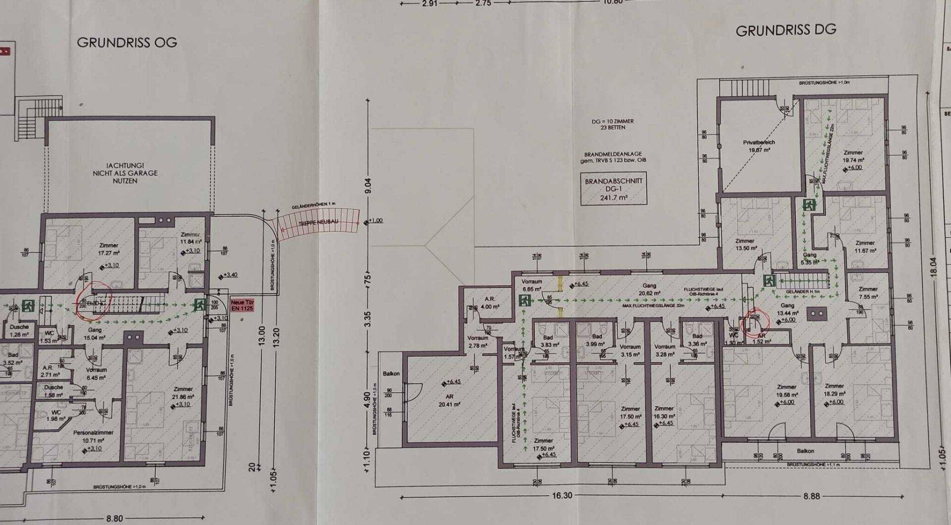 Grundriss des Obergeschosses mit mehreren Zimmern, Bädern und einem Balkon, der die Raumaufteilung zeigt.