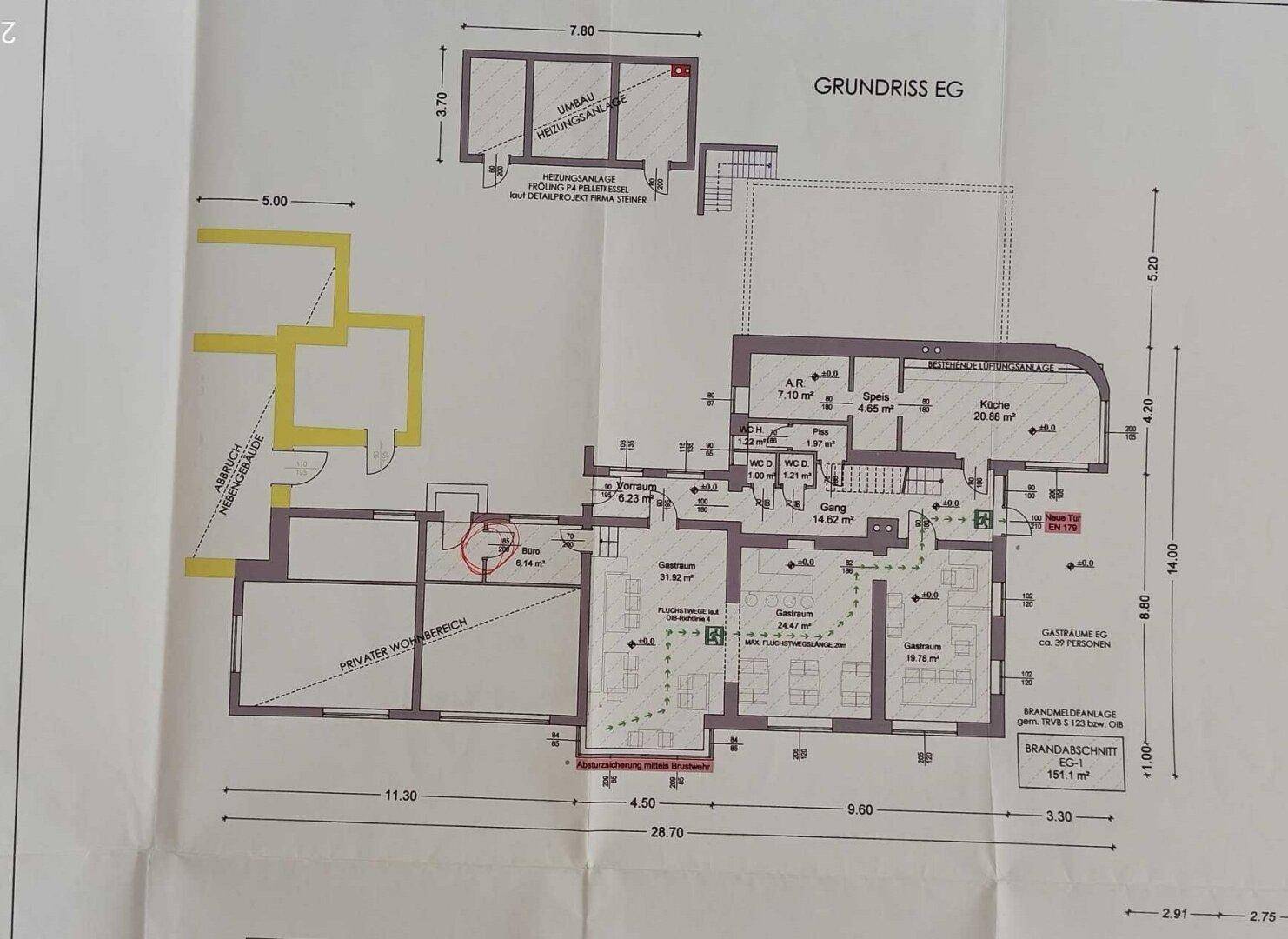 Grundriss des Erdgeschosses mit Gasträumen, Küche und einem privaten Wohnbereich, der die Aufteilung zeigt.