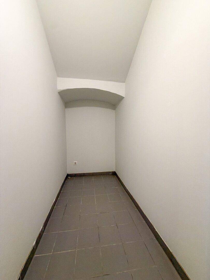 Schmaler Abstellraum mit Fliesenboden und weißen Wänden, ideal für zusätzlichen Stauraum.