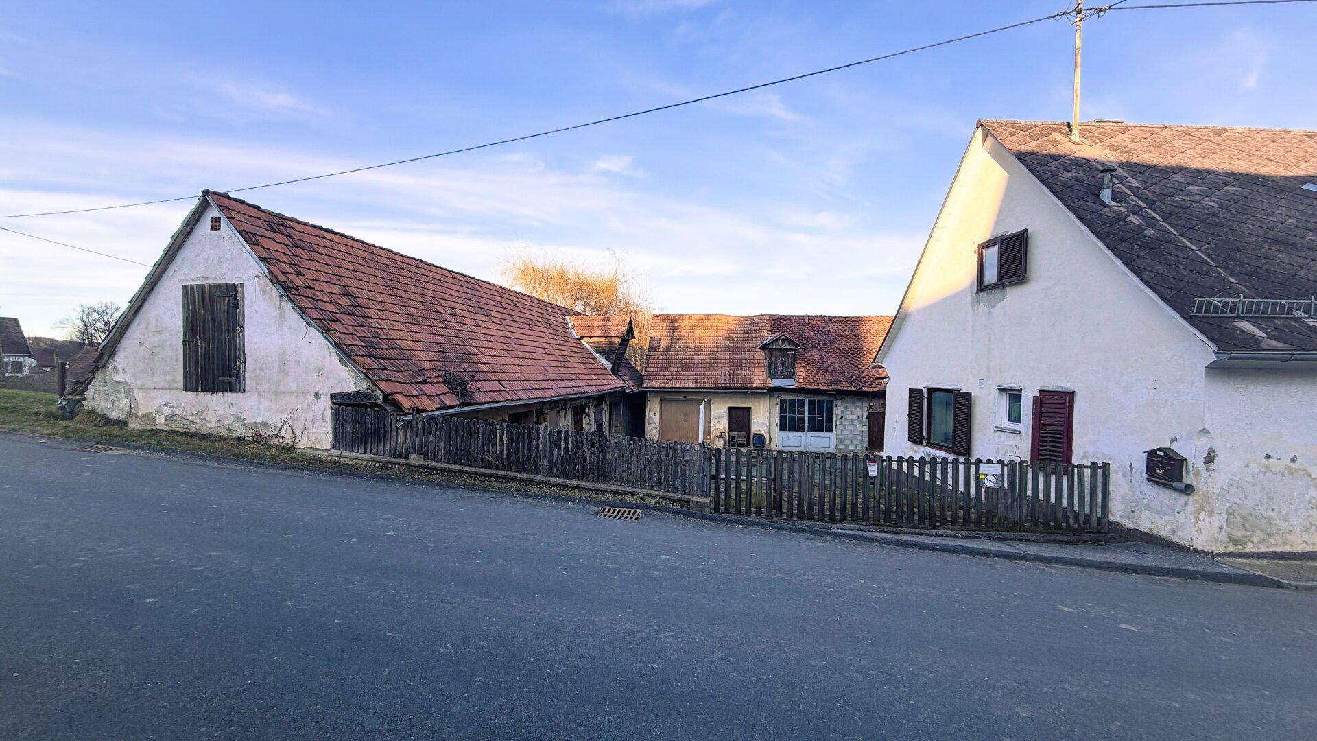 Einfamilienhaus mit Entwicklungspotenzial auf großzügigem Grundstück inklusive Landwirtschaftsflächen und Wald - Widok 2