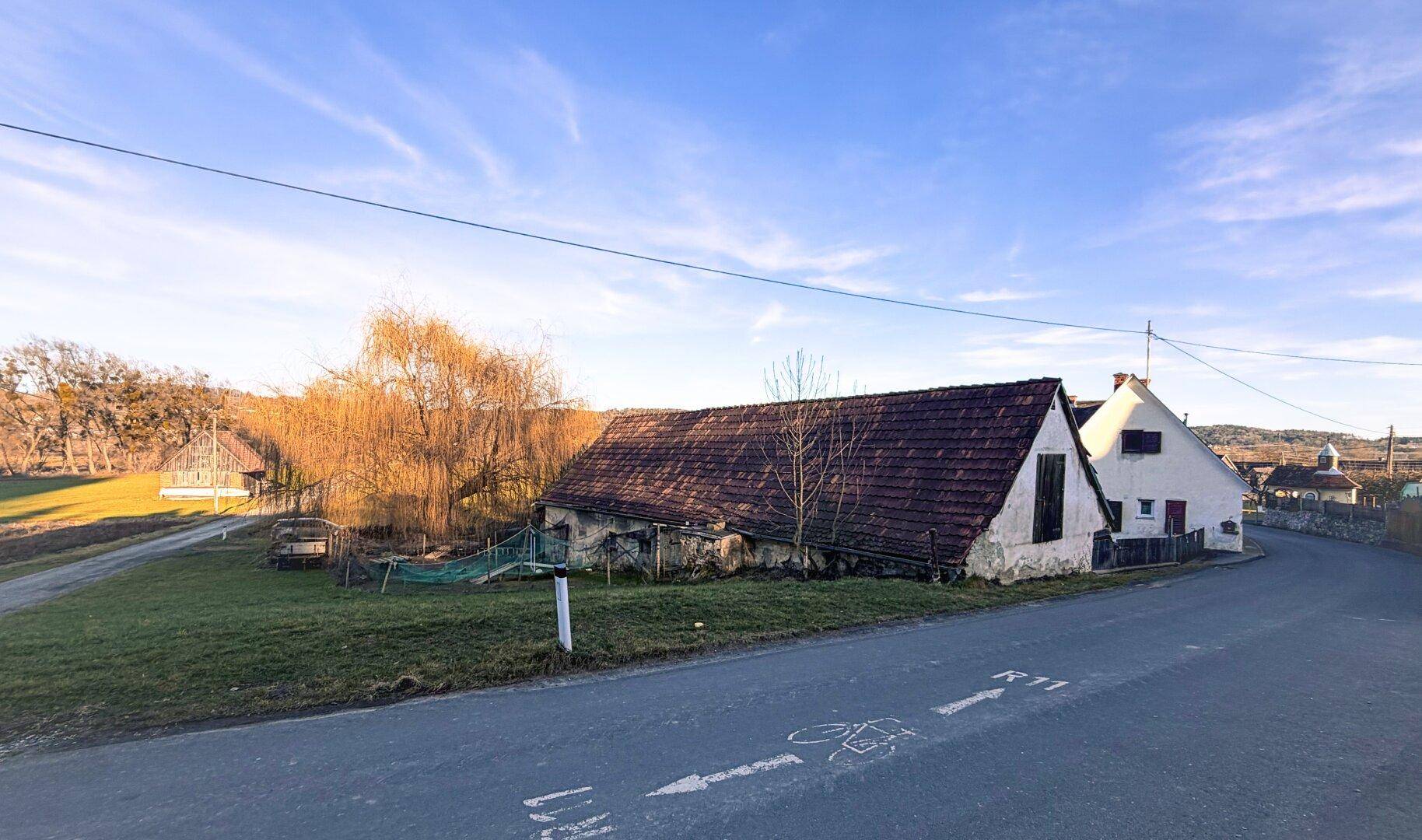 Einfamilienhaus mit Entwicklungspotenzial auf großzügigem Grundstück inklusive Landwirtschaftsflächen und Wald - Widok 4