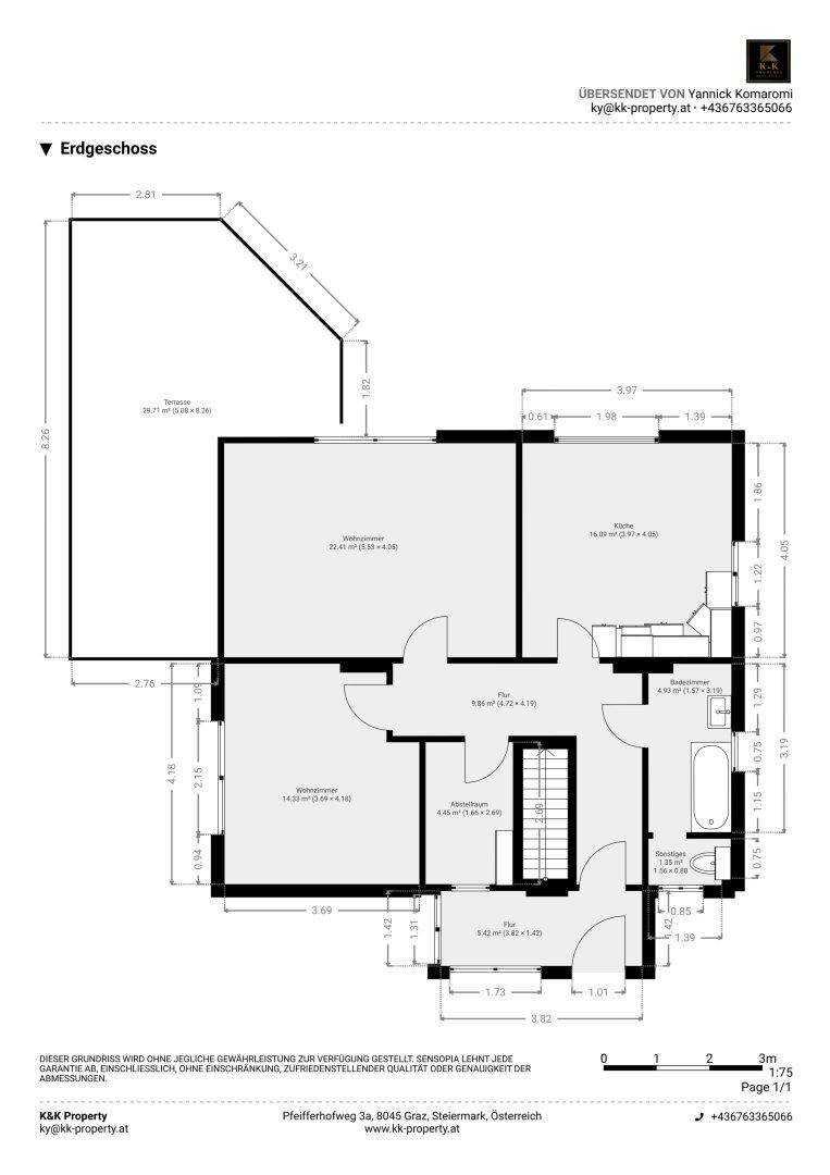 Grundriss des Erdgeschosses mit Wohnzimmer, Küche, Schlafzimmer und großer Terrasse.