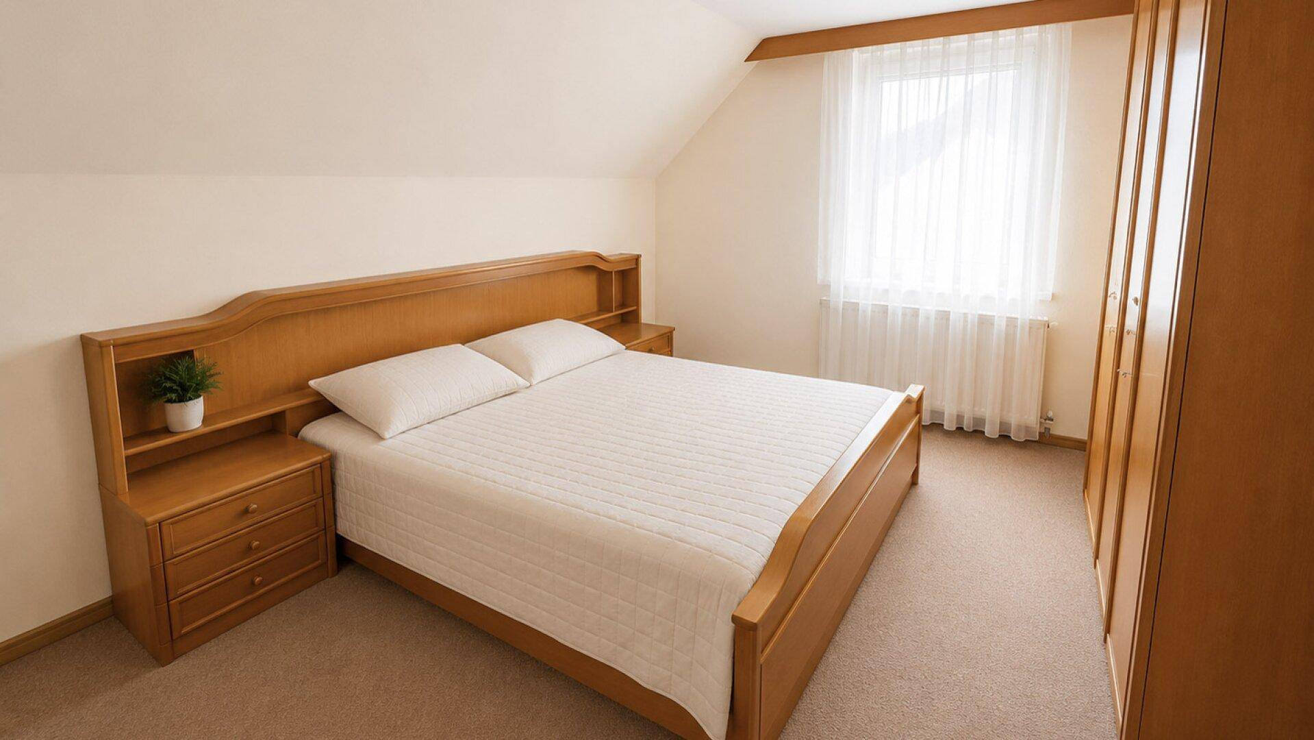 Gemütliches Schlafzimmer mit Holzbett, Nachttischen und Fenster mit Vorhängen, einladend und hell.