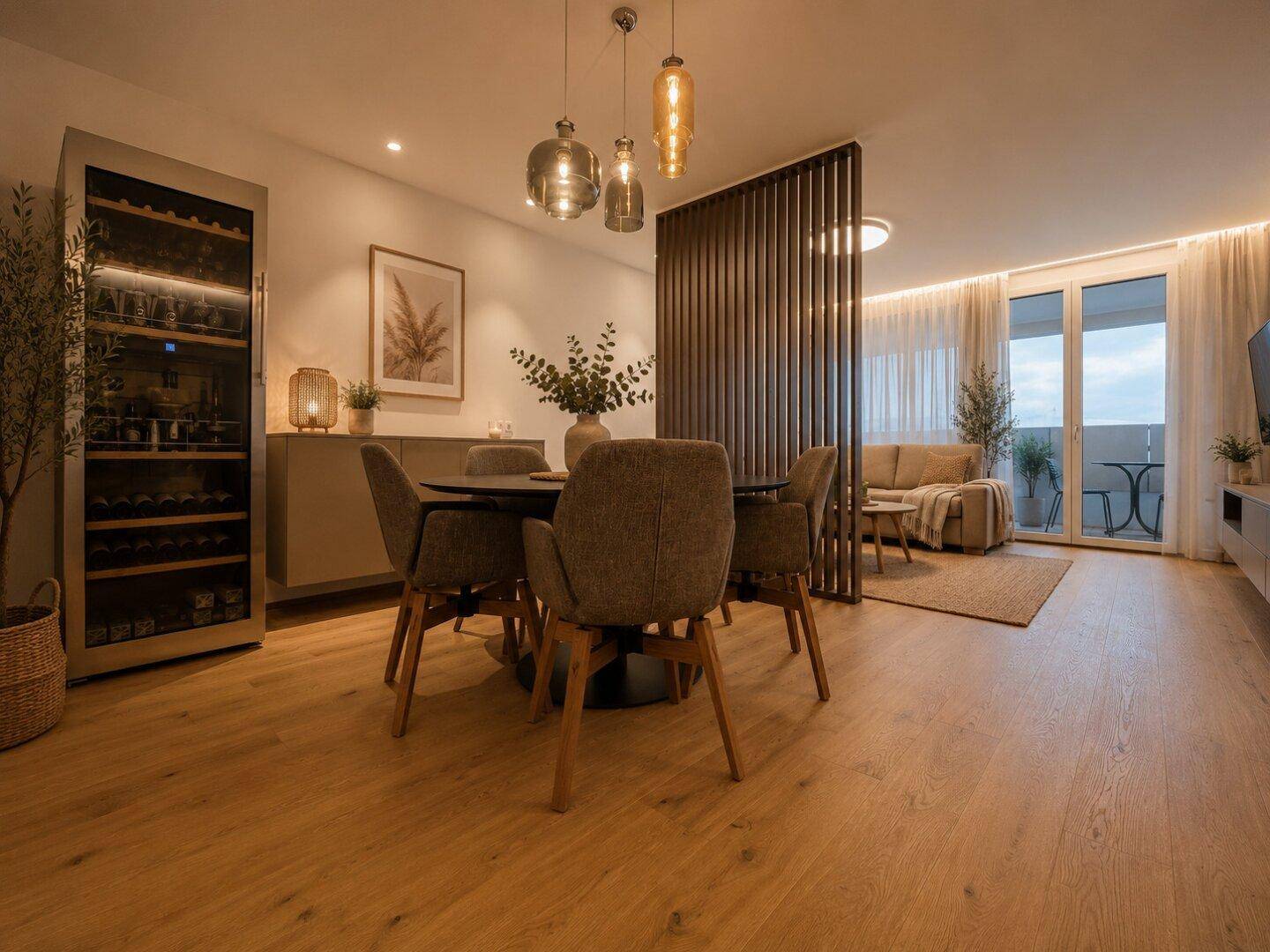Eleganter Essbereich mit Holzboden, modernem Esstisch und integriertem Weinkühlschrank in offenem Wohnkonzept.
